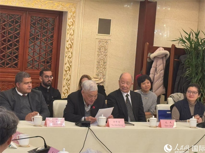 老一輩赴古留學(xué)生代表徐世澄在座談會上發(fā)言。人民網(wǎng)記者 趙健攝