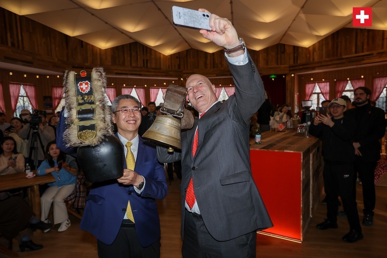 瑞士駐華大使白瑞誼與北京市西城區(qū)委副書記、代區(qū)長郅海杰搖響瑞士牛鈴，共同為小木屋揭幕。瑞士駐華大使館供圖