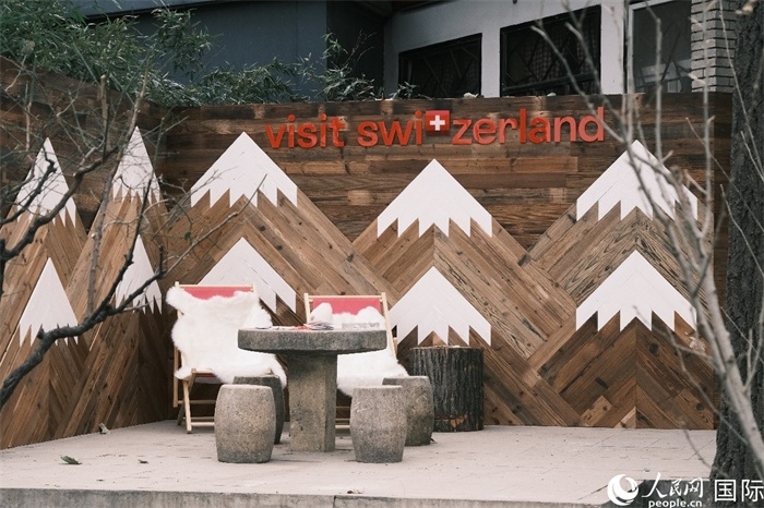 瑞士小木屋一隅，靜謐中散發(fā)出阿爾卑斯的冬日溫情。人民網(wǎng) 實(shí)習(xí)生黃睿攝