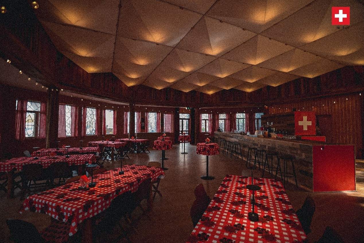 瑞士小木屋內(nèi)飾采用瑞士紅、森林棕與雪山白三種主色調(diào)，營造出自然與現(xiàn)代交融的氛圍。瑞士使館供圖