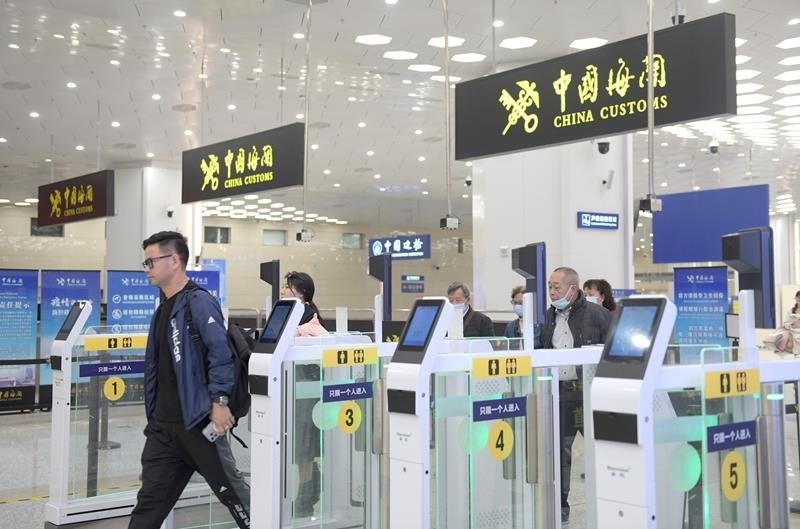 △2024年2月29日，旅客從橫琴口岸過關。