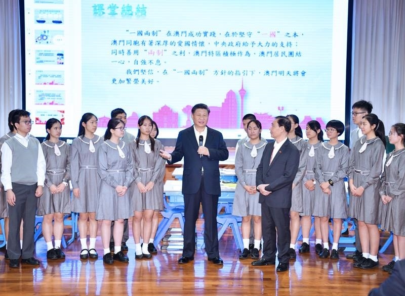 △2019年12月19日，在濠江中學附屬英才學校觀摩以“‘一國兩制’與澳門”為題的中國歷史公開課后，習近平主席走到學生中間即席發(fā)表重要講話。