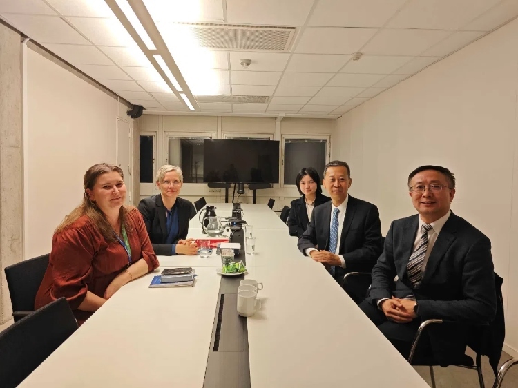 中國(guó)駐瑞典大使崔愛(ài)民會(huì)見(jiàn)瑞典聯(lián)合國(guó)教科文組織全國(guó)委員會(huì)秘書長(zhǎng)。中國(guó)駐瑞典大使館供圖