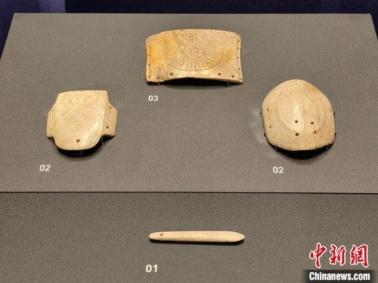 12月14日，“文明先鋒—凌家灘文化玉器展”在故宮博物院文華殿開幕。圖為展覽現(xiàn)場的玉龜、玉版和玉簽。 中新社記者 應(yīng)妮 攝