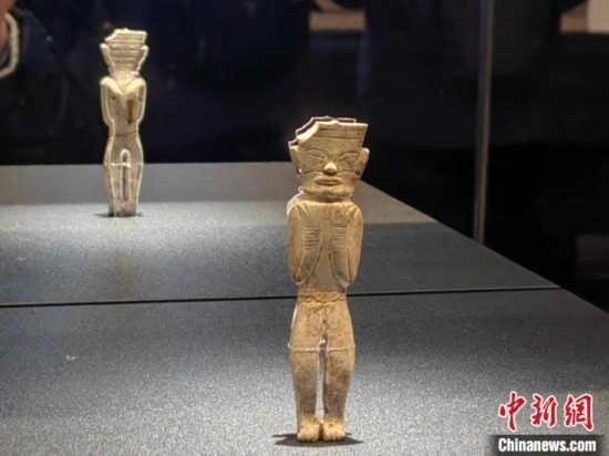 12月14日，“文明先鋒—凌家灘文化玉器展”在故宮博物院文華殿開幕。圖為展覽現(xiàn)場的立姿玉人。 中新社記者 應(yīng)妮 攝