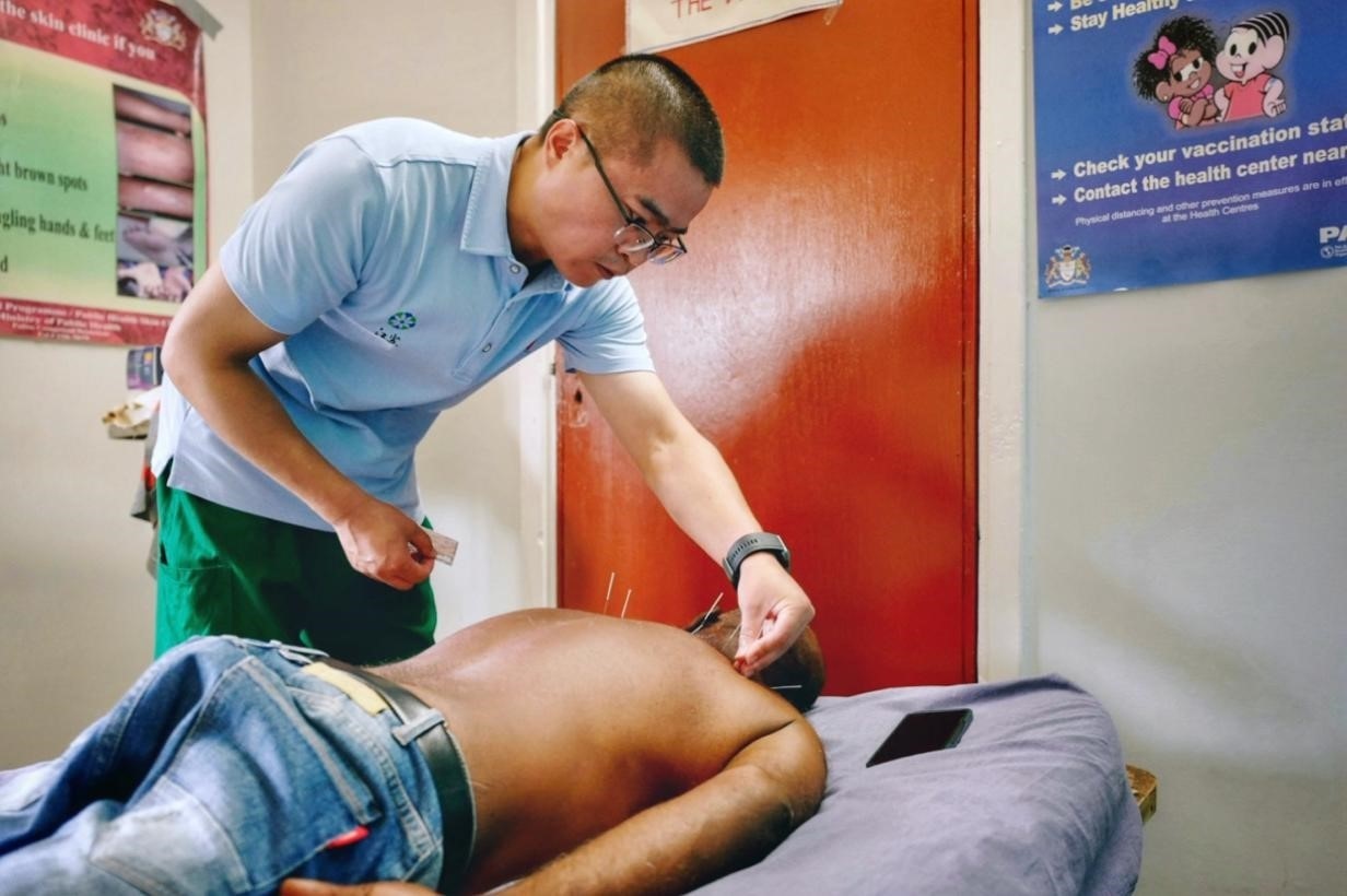 第20期中國（江蘇）援圭亞那醫(yī)療隊(duì)在圭偏遠(yuǎn)的林登高速社區(qū)開展義診。中國援圭醫(yī)療隊(duì)供圖