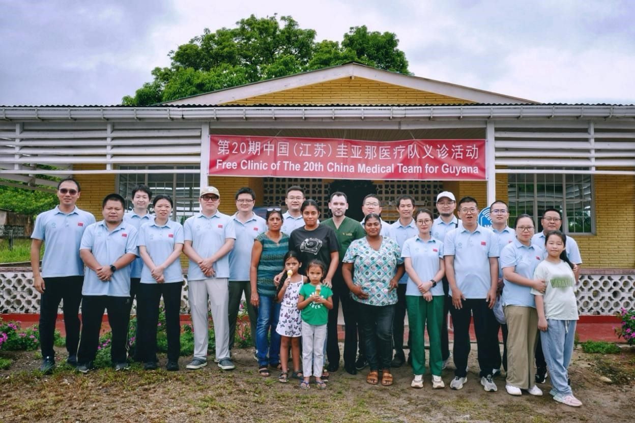 第20期中國（江蘇）援圭亞那醫(yī)療隊(duì)在圭偏遠(yuǎn)的林登高速社區(qū)開展義診后，與部分當(dāng)?shù)鼐用窈嫌啊?中國援圭醫(yī)療隊(duì)供圖