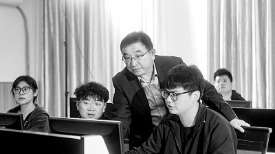 于濤教授對團(tuán)隊(duì)成員進(jìn)行技術(shù)指導(dǎo)。資料圖片