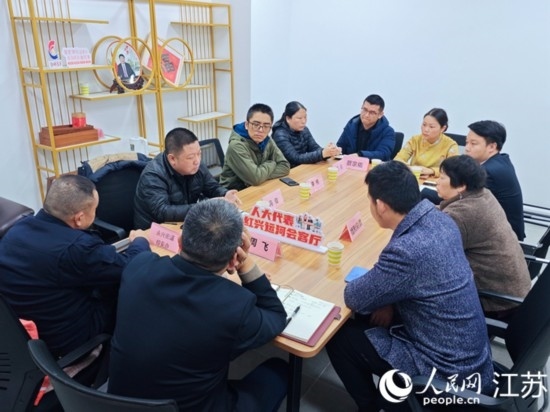 “紅興會(huì)客廳”，一場助企紓困協(xié)調(diào)會(huì)正在進(jìn)行。人民網(wǎng) 徐晨曦?cái)z