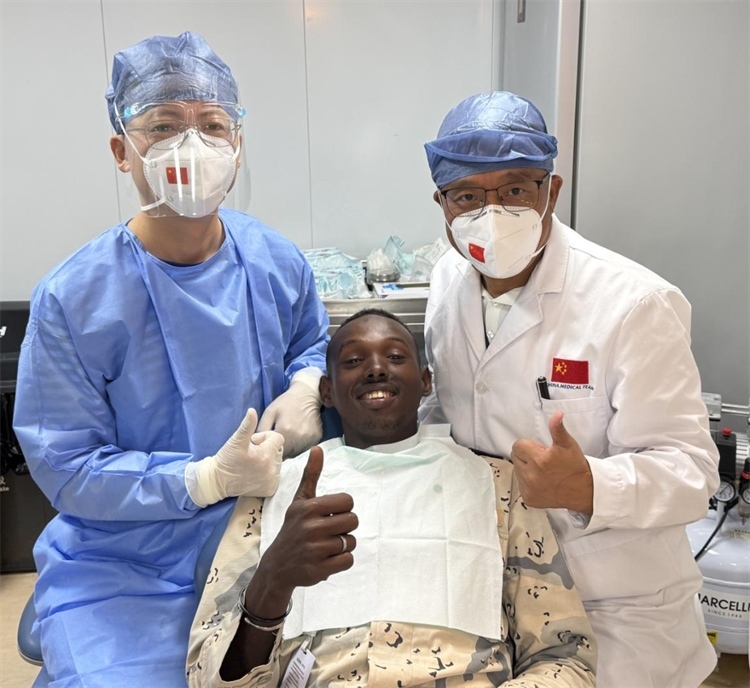 援吉醫(yī)療隊(duì)口腔科王瑋主任與“和平方舟”號(hào)醫(yī)院船醫(yī)務(wù)人員共同為一名當(dāng)?shù)匮浪柩谆颊咴\療。中國(山西)第23批援吉布提醫(yī)療隊(duì)供圖