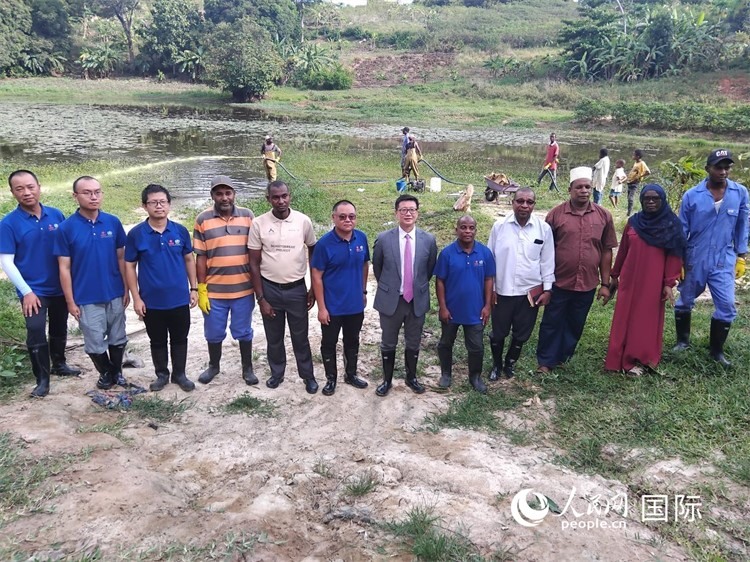 滅螺現(xiàn)場(chǎng)。施亮攝