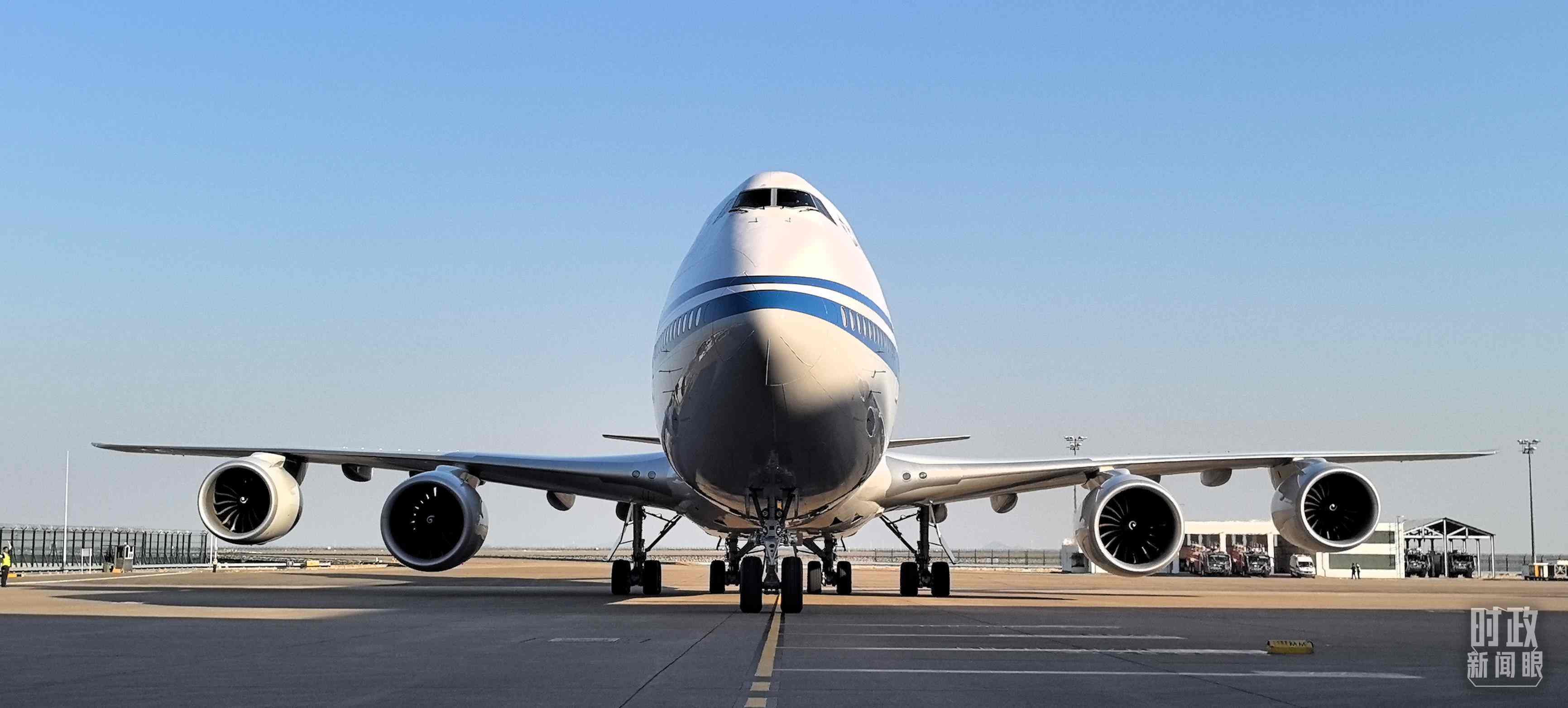 △習主席專機抵達澳門國際機場。（總臺央視記者王子杭拍攝）