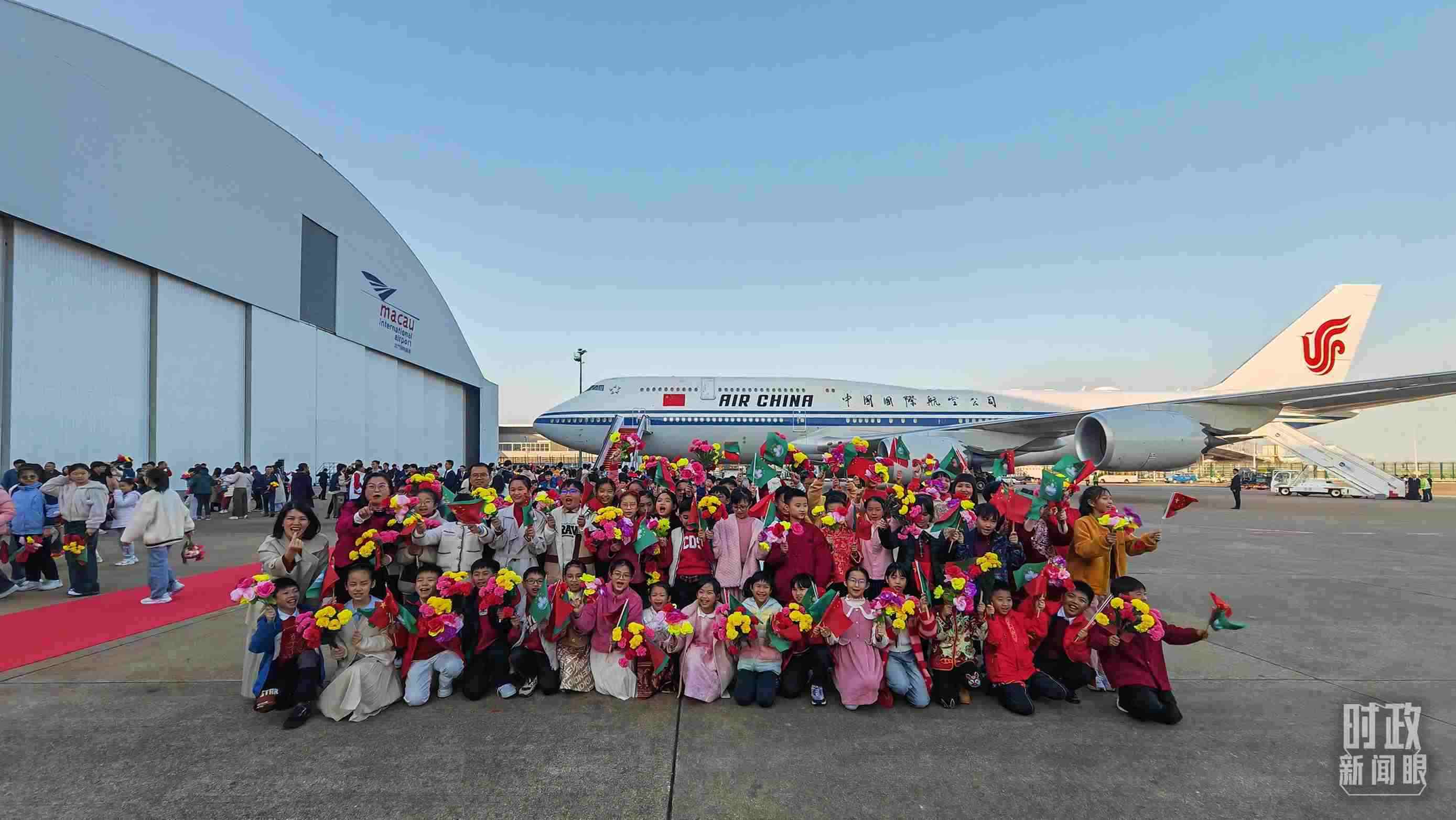 △歡迎儀式后，歡迎人群合影留念。（總臺央視記者劉琦拍攝）