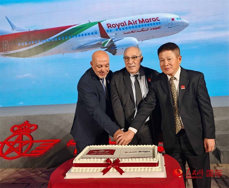 中摩雙方嘉賓共同切蛋糕，慶祝兩國直飛復航。人民網(wǎng)記者 李琰攝