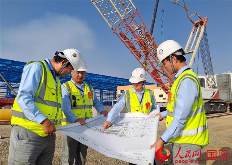 管理團(tuán)隊(duì)現(xiàn)場(chǎng)查看項(xiàng)目進(jìn)展。人民網(wǎng)記者 管克江攝