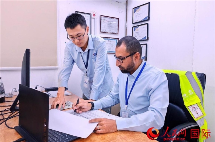 中外員工共同跟進(jìn)項(xiàng)目進(jìn)展。人民網(wǎng)記者 管克江攝