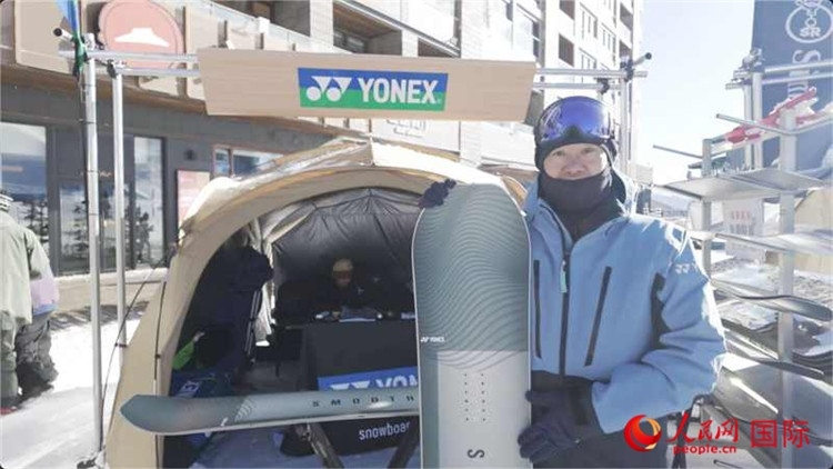 大塚幸博向記者展示滑雪板。人民網(wǎng)記者 袁蒙攝