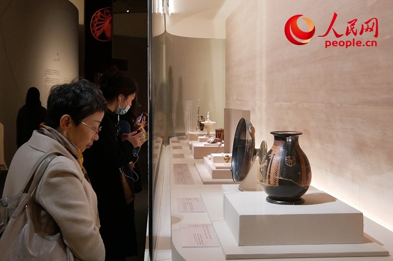 11月13日，觀眾正在國博參觀“美的多元——古希臘的藝術(shù)與生活”展。人民網(wǎng)記者 韋衍行攝
