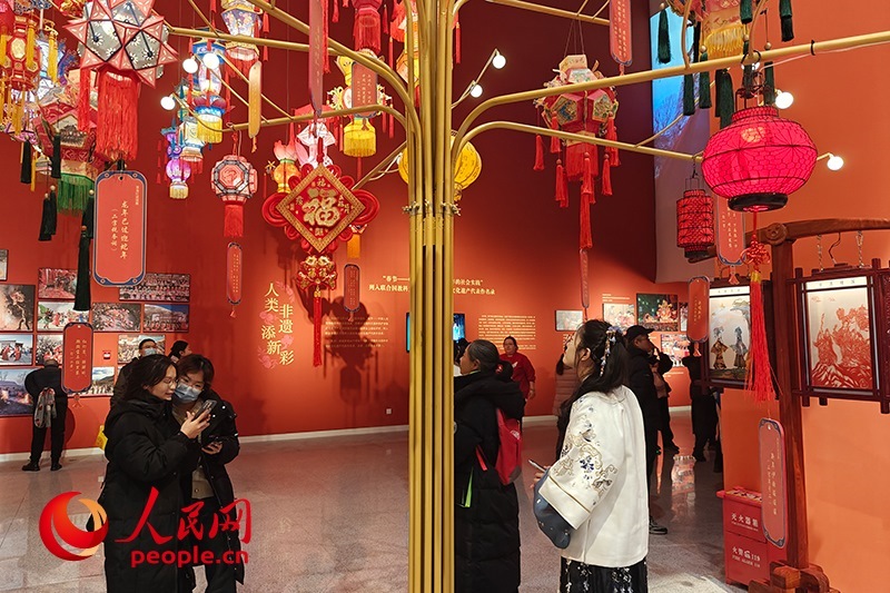 12月21日，觀眾正在參觀“過年——春節(jié)主題展”。人民網(wǎng)記者 韋衍行攝