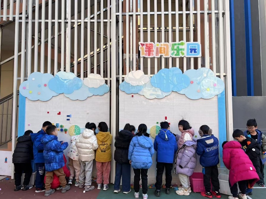 學(xué)生們在課間樂園玩拼圖。人民網(wǎng) 白炅攝