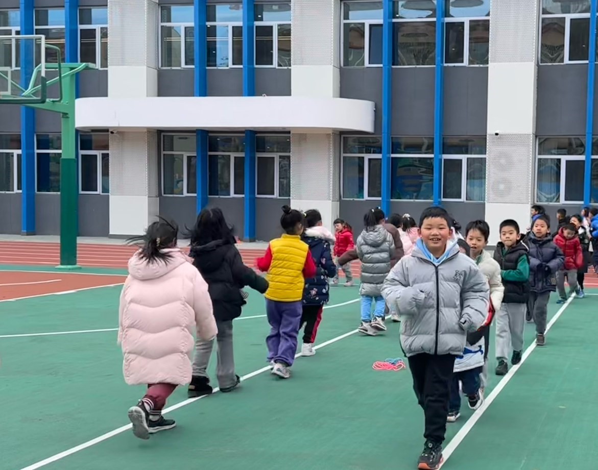 一年級的同學(xué)課間跑步 。學(xué)校供圖