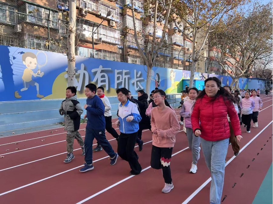 學(xué)生們在班主任陪同下跑步。人民網(wǎng) 白炅攝