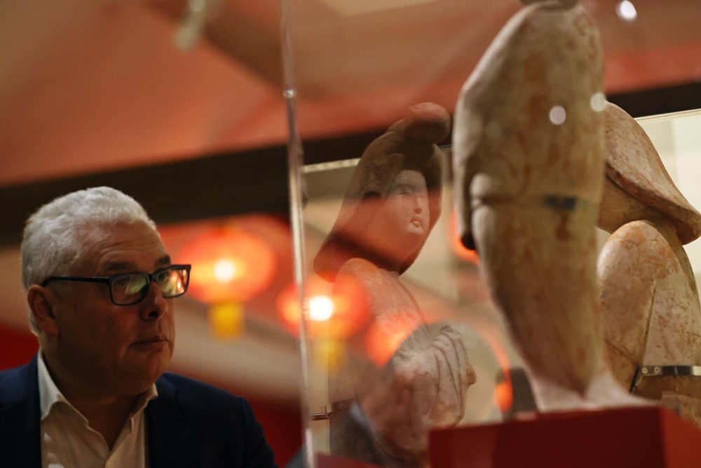 2024年11月18日，在位于法國(guó)巴黎的吉美國(guó)立亞洲藝術(shù)博物館，一名觀眾參觀“中國(guó)·唐——一個(gè)多元開放的朝代（7至10世紀(jì)）”展覽。新華社記者 高靜 攝