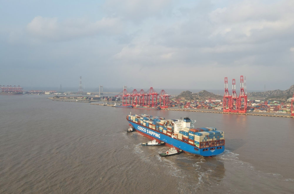 “新上?！陛喌诌_(dá)洋山港，這是自秘魯錢凱港開港后首個(gè)“錢凱—上?！闭胶酱危?024年12月18日攝，無(wú)人機(jī)照片）。新華社記者 方喆 攝