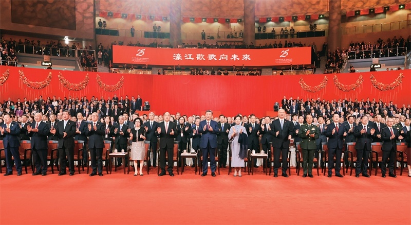 2024年12月19日晚，慶祝澳門回歸祖國25周年文藝晚會在澳門東亞運動會體育館舉行。中共中央總書記、國家主席、中央軍委主席習近平觀看演出。晚會最后，習近平同全場觀眾一起高唱《歌唱祖國》。 新華社記者 丁林/攝