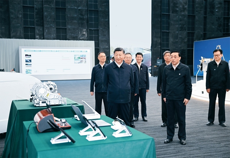 2024年10月17日至18日，中共中央總書記、國家主席、中央軍委主席習近平在安徽考察。這是17日下午，習近平在合肥濱湖科學(xué)城察看安徽省重大科技創(chuàng)新成果集中展示。 新華社記者 謝環(huán)馳/攝