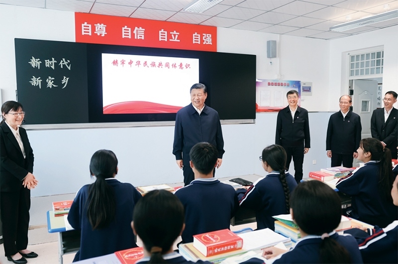 2024年6月18日至19日，中共中央總書記、國家主席、中央軍委主席習近平在青?？疾臁＿@是18日下午，習近平在果洛西寧民族中學(xué)高一（1）班觀摩“新時代、新家鄉(xiāng)”主題思政課。 新華社記者 鞠鵬/攝