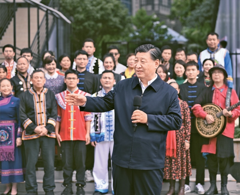 2023年12月14日至15日，中共中央總書記、國家主席、中央軍委主席習近平在廣西考察。這是14日上午，習近平在南寧市良慶區(qū)蟠龍社區(qū)考察時，同社區(qū)各族群眾親切交流。 新華社記者 燕雁/攝