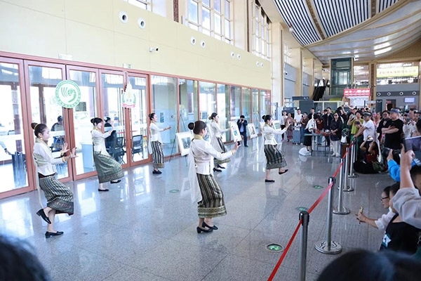 演員在中老鐵路瑯勃拉邦車站表演節(jié)目。蓬屏攝