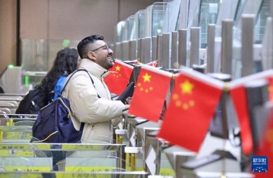 1月2日，國(guó)外旅客通過大興機(jī)場(chǎng)邊檢站入境。新華社記者 李欣 攝