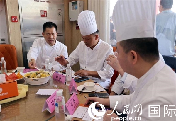 評(píng)委正在品嘗菜品并打分。人民網(wǎng)記者 管克江攝