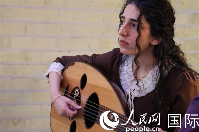 烏德琴女學(xué)員邁希恩。人民網(wǎng) 伊納斯·易卜拉欣攝