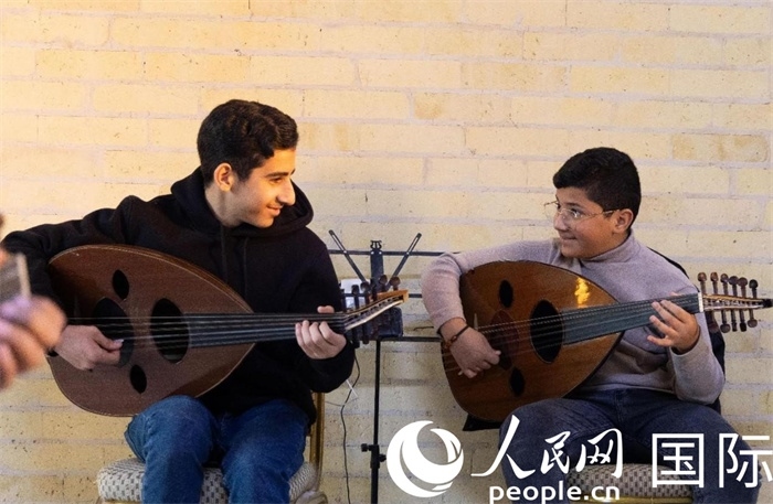 兩名年輕的烏德琴學(xué)員。人民網(wǎng) 伊納斯·易卜拉欣攝