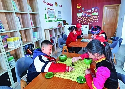 浙江岱山縣秀山鄉(xiāng)秀南村“民生小鋪”里，放學(xué)后的小學(xué)生在下棋。新華社發(fā)