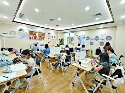 廣東深圳市龍崗區(qū)黨群服務(wù)中心開設(shè)的共享自習(xí)室一景。受訪者供圖