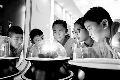 江西省南昌市青云客航天科創(chuàng)空間青少年科普館，孩子們在觀察光壓傳動試驗。鮑贛生攝/光明圖片