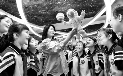 河北省邯鄲市邯山區(qū)實驗小學(xué)老師向?qū)W生們介紹航空航天知識。郝群英攝/光明圖片