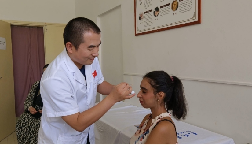 中國醫(yī)生為患者針灸治療。中國援阿爾及利亞醫(yī)療隊供圖