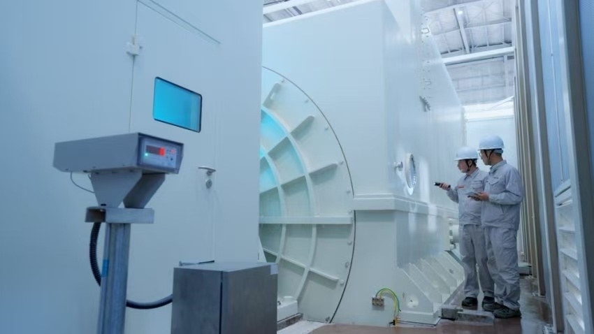 工作人員檢查300兆瓦壓氣儲(chǔ)能示范工程發(fā)電機(jī)。受訪者供圖