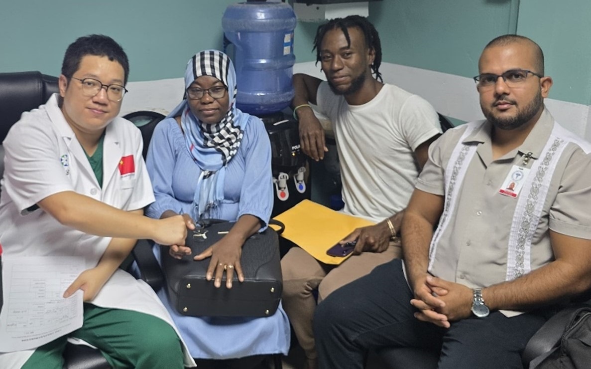 第20期中國援圭亞那醫(yī)療隊(duì)成員與患者及其家屬合影。第20期中國援圭亞那醫(yī)療隊(duì)供圖