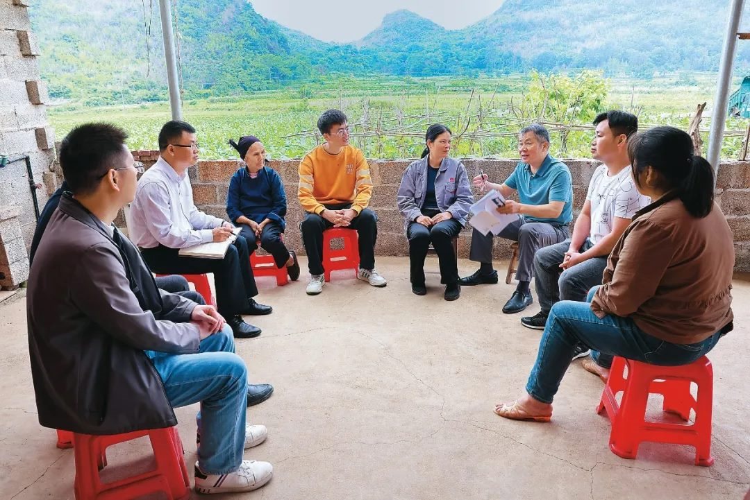 △法學(xué)會(huì)法律咨詢專家等入戶走訪、調(diào)解糾紛。