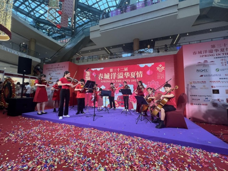 來自中國和新加坡的藝術(shù)團(tuán)體聯(lián)袂表演了歌舞、器樂、武術(shù)、雜技等多種形式的文藝節(jié)目?；顒又鬓k方供圖