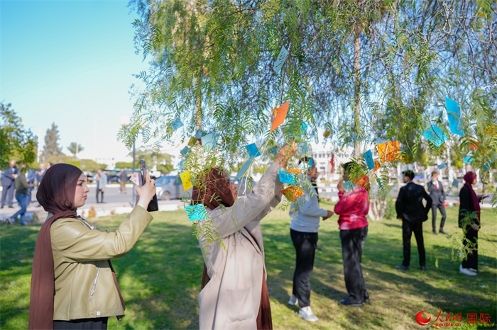 學(xué)生們踴躍參與中國(guó)文化體驗(yàn)活動(dòng)。人民網(wǎng) 塔里克·易卜拉欣攝