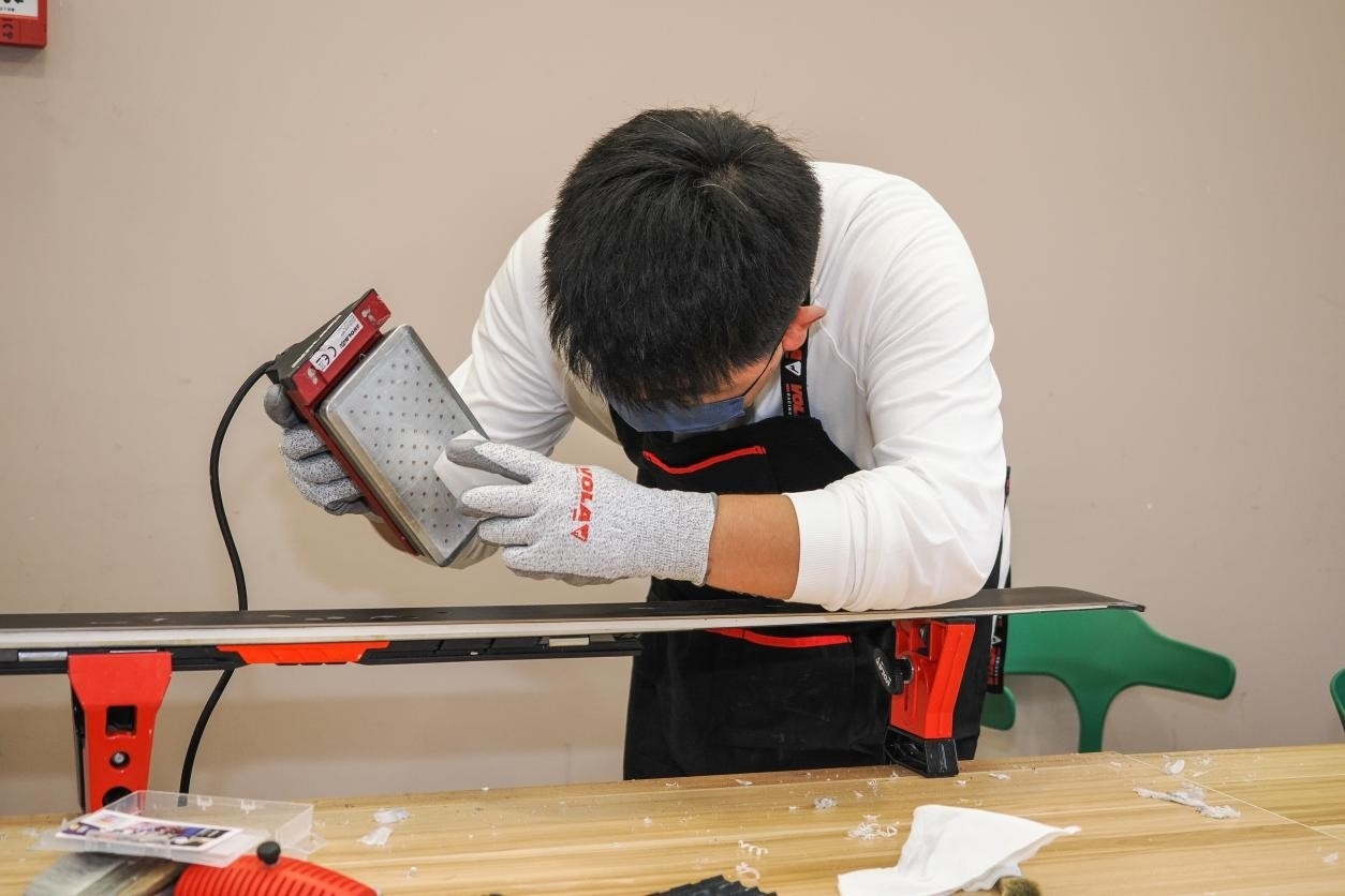 米嘉軒正在給雪板打蠟。受訪者供圖