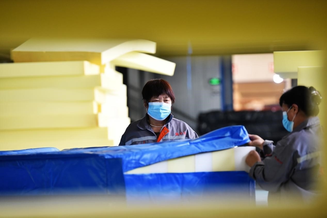 定州市某公司生產(chǎn)的短道速滑防護墊、速度滑冰防護墊、雪上防護墊等產(chǎn)品。白永民攝