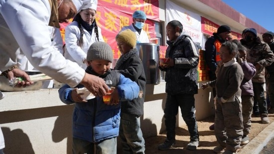 1月14日，廚師們正在給前來(lái)用餐的小朋友們打飯。新華社記者 邱星翔 攝